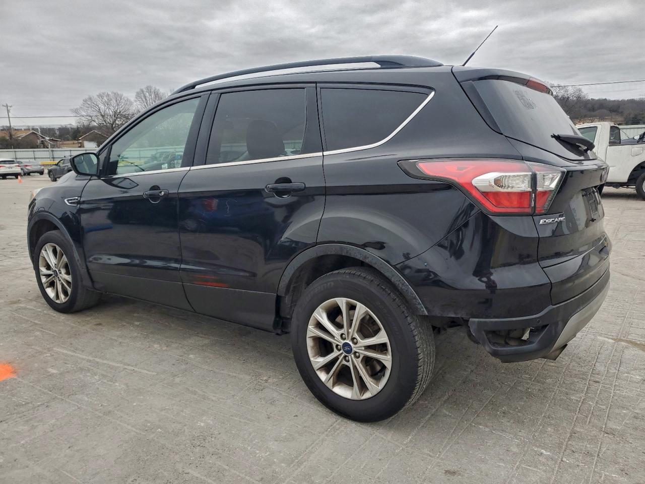 2017 FORD ESCAPE SE photo 2