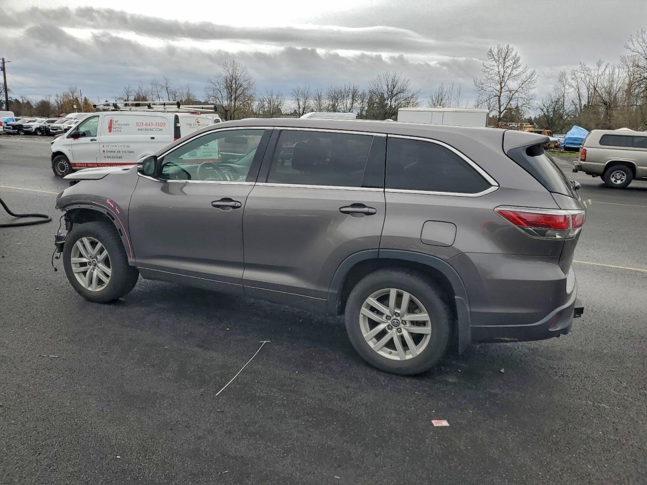 2016 TOYOTA HIGHLANDER LE photo 2