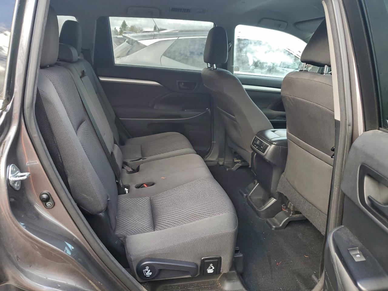 2016 TOYOTA HIGHLANDER LE photo 11