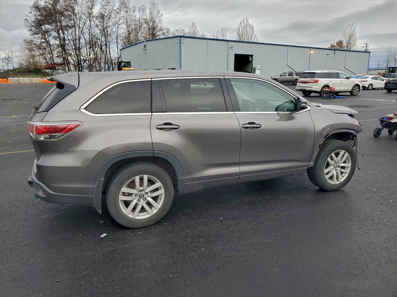 2016 TOYOTA HIGHLANDER LE photo 3