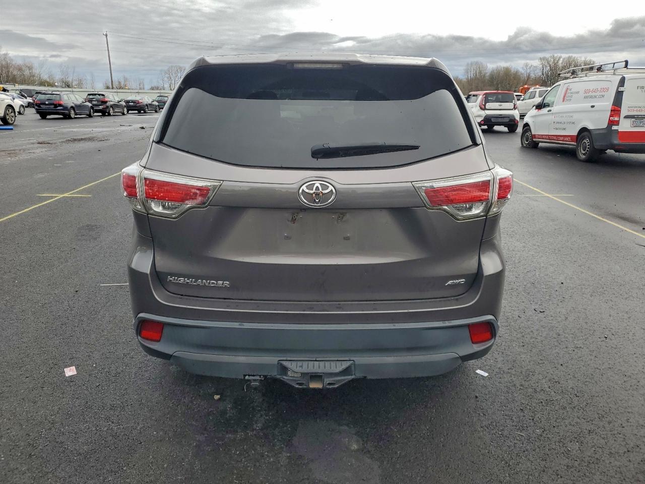 2016 TOYOTA HIGHLANDER LE photo 6