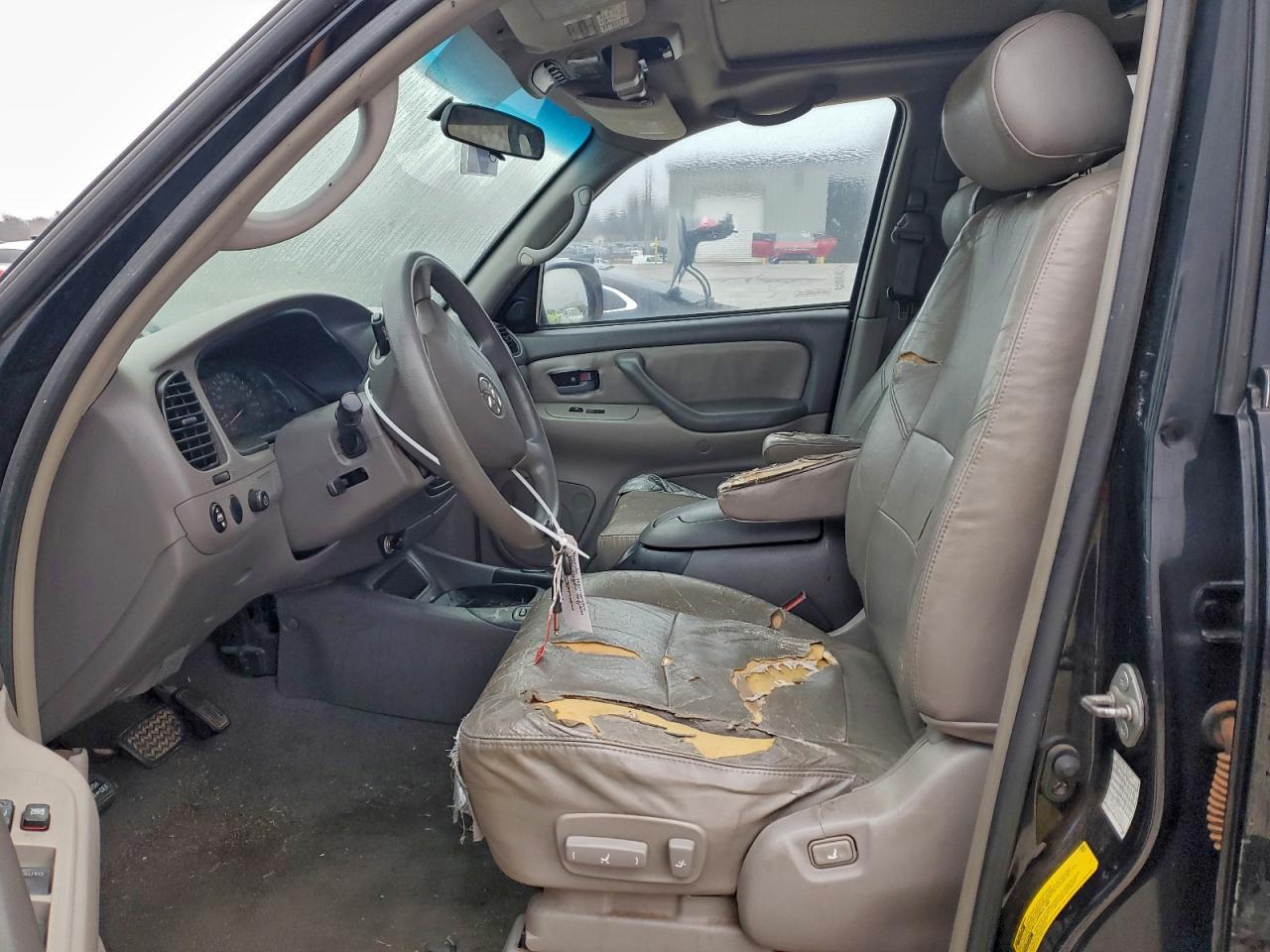 2004 TOYOTA SEQUOIA SR5 photo 7