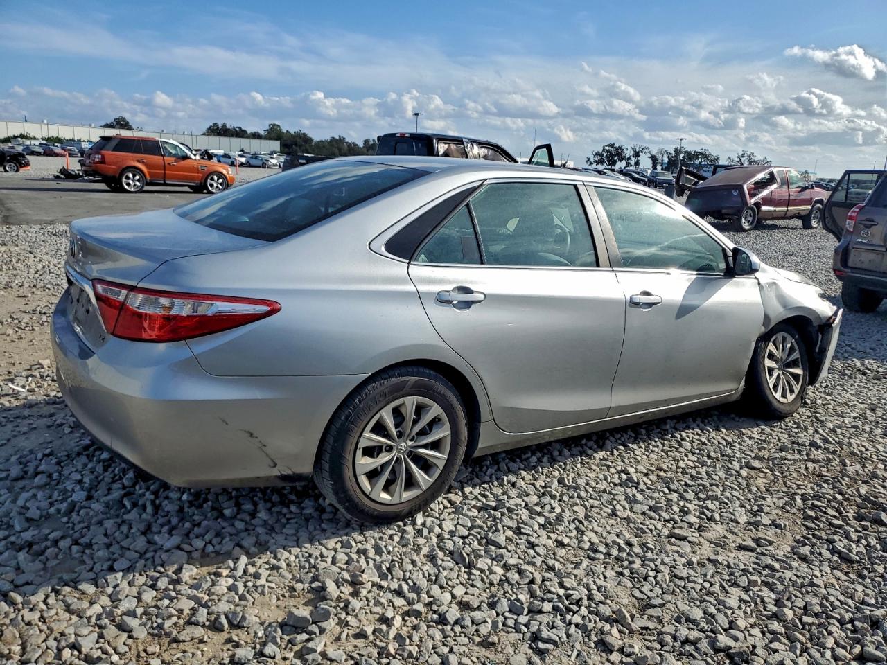 2017 TOYOTA CAMRY LE photo 3