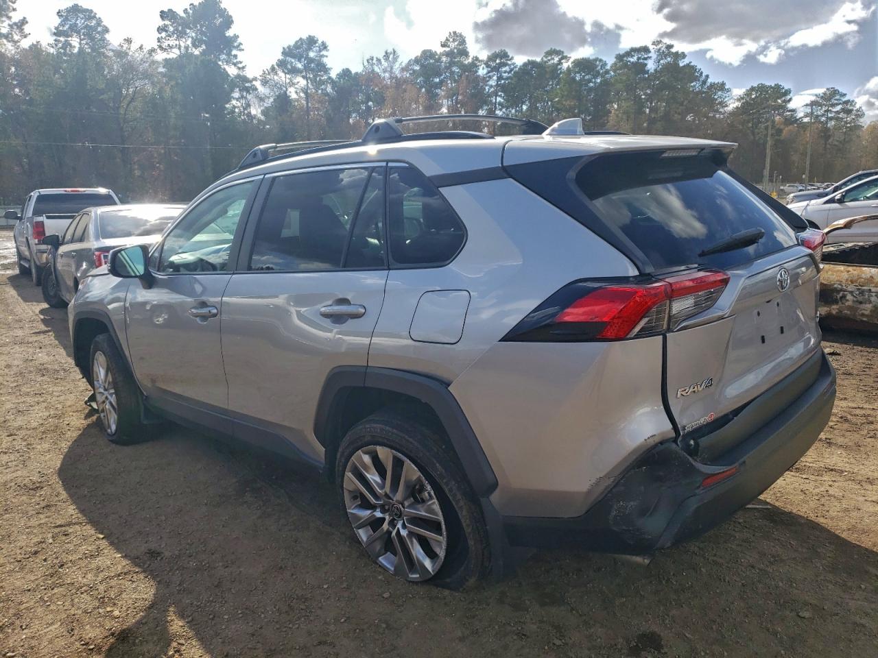 2024 TOYOTA RAV4 XLE PREMIUM photo 2
