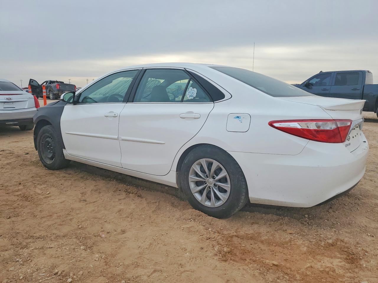 2017 TOYOTA CAMRY LE photo 2