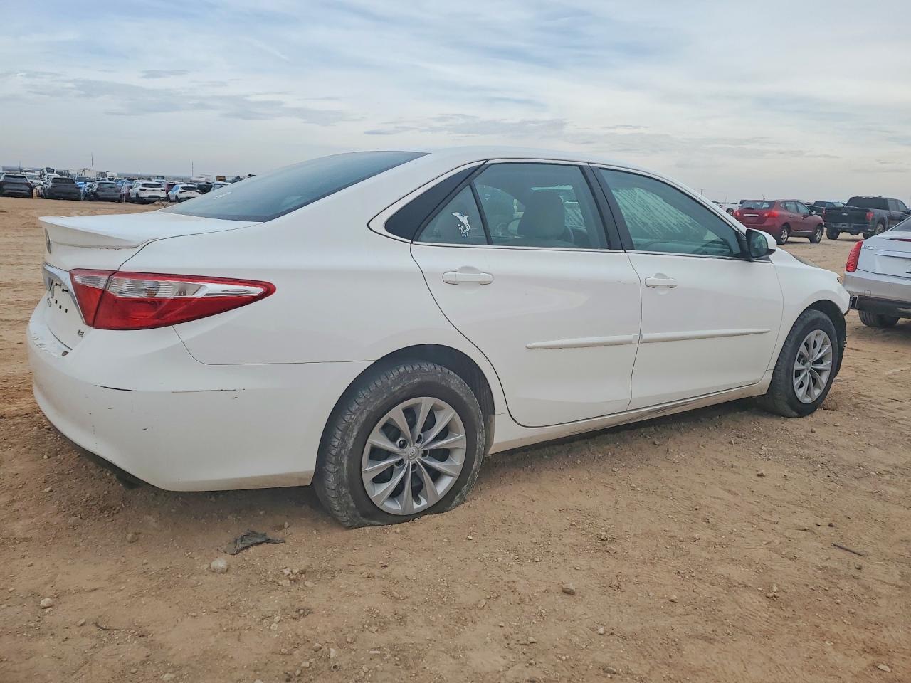 2017 TOYOTA CAMRY LE photo 3