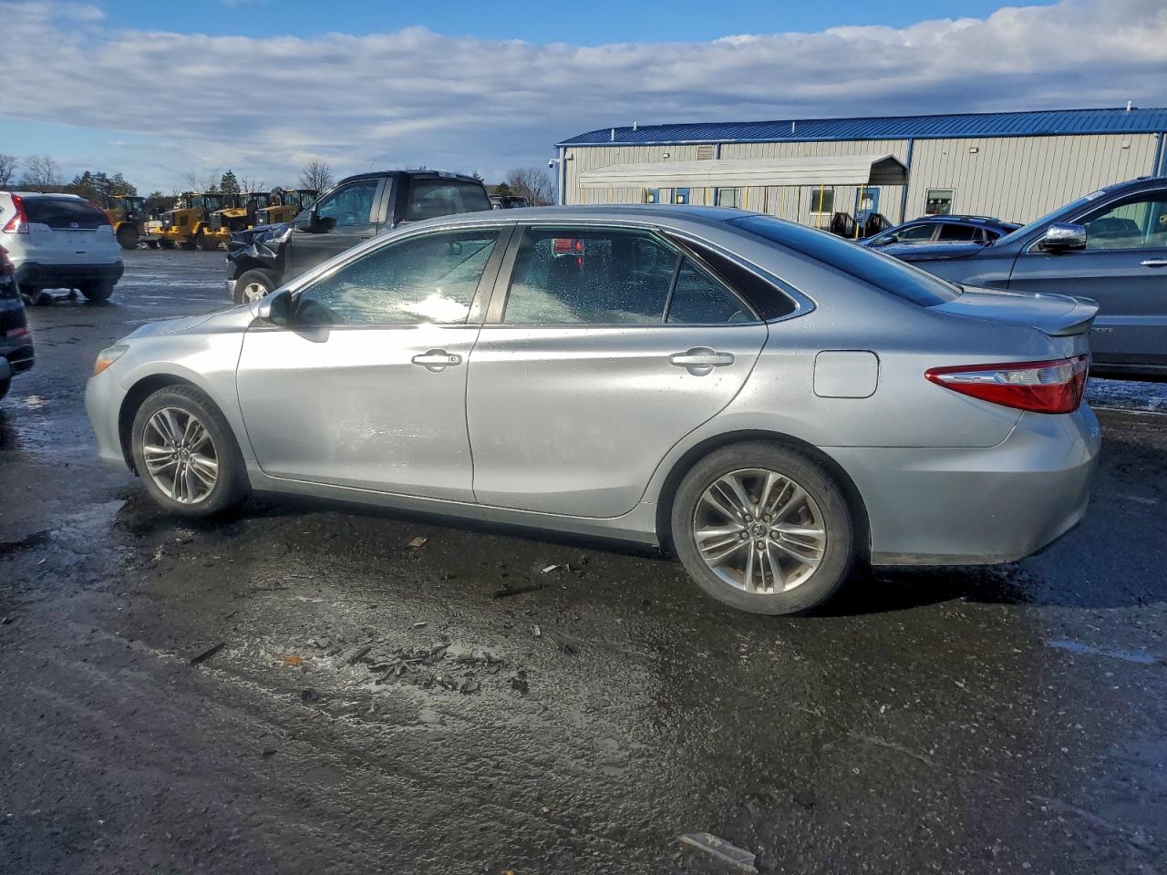 2016 TOYOTA CAMRY LE photo 2