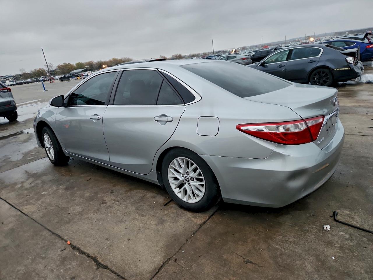 2016 TOYOTA CAMRY LE photo 2