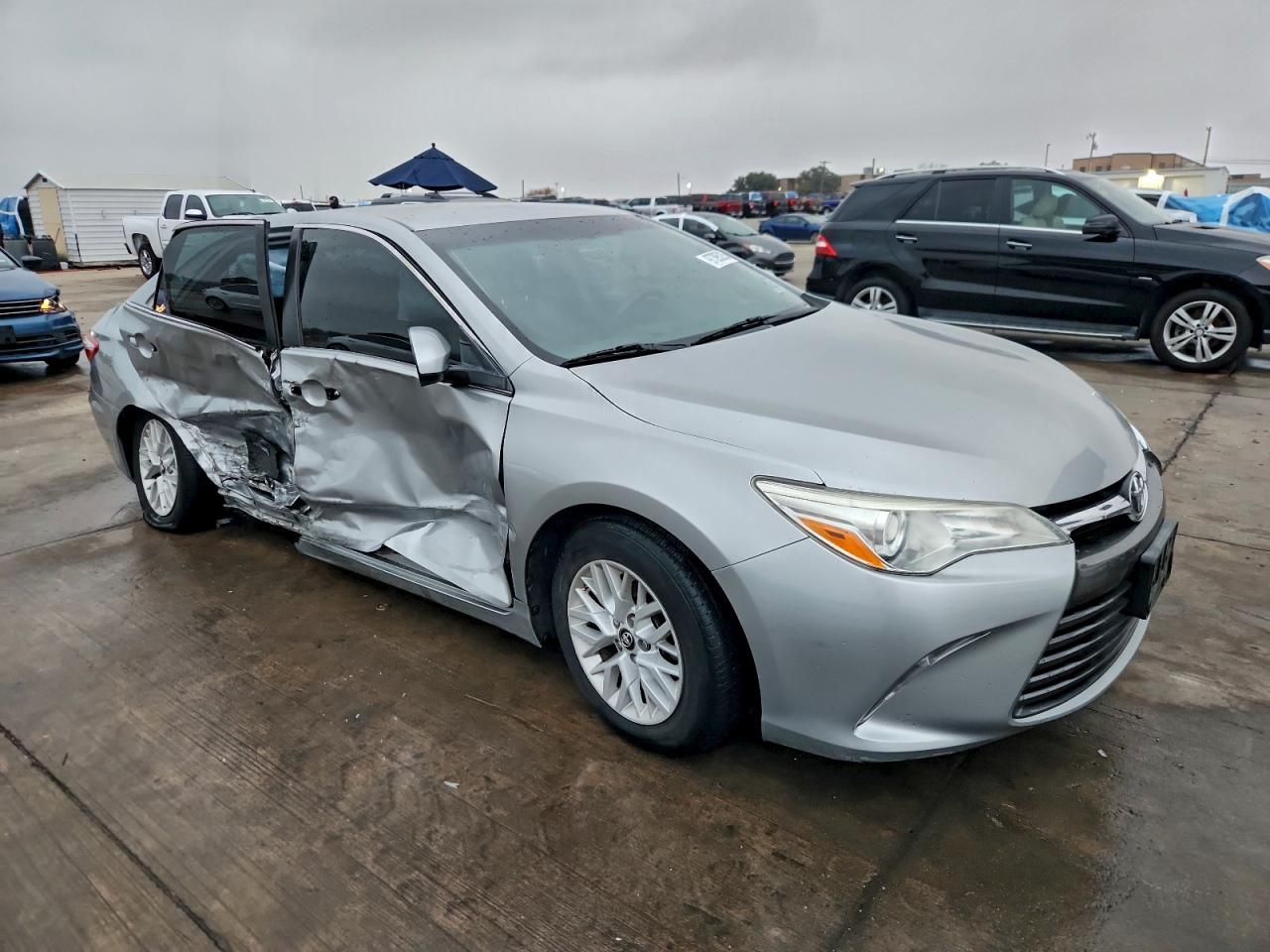 2016 TOYOTA CAMRY LE photo 4