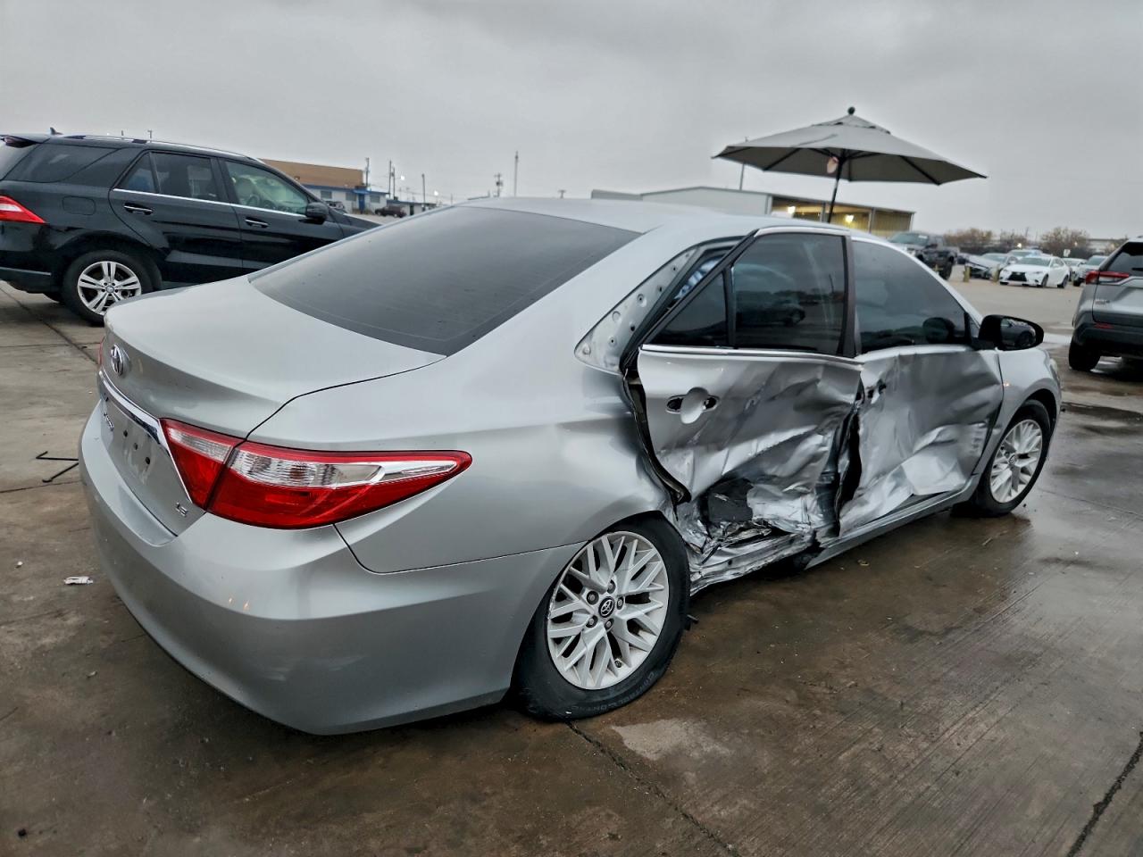 2016 TOYOTA CAMRY LE photo 3