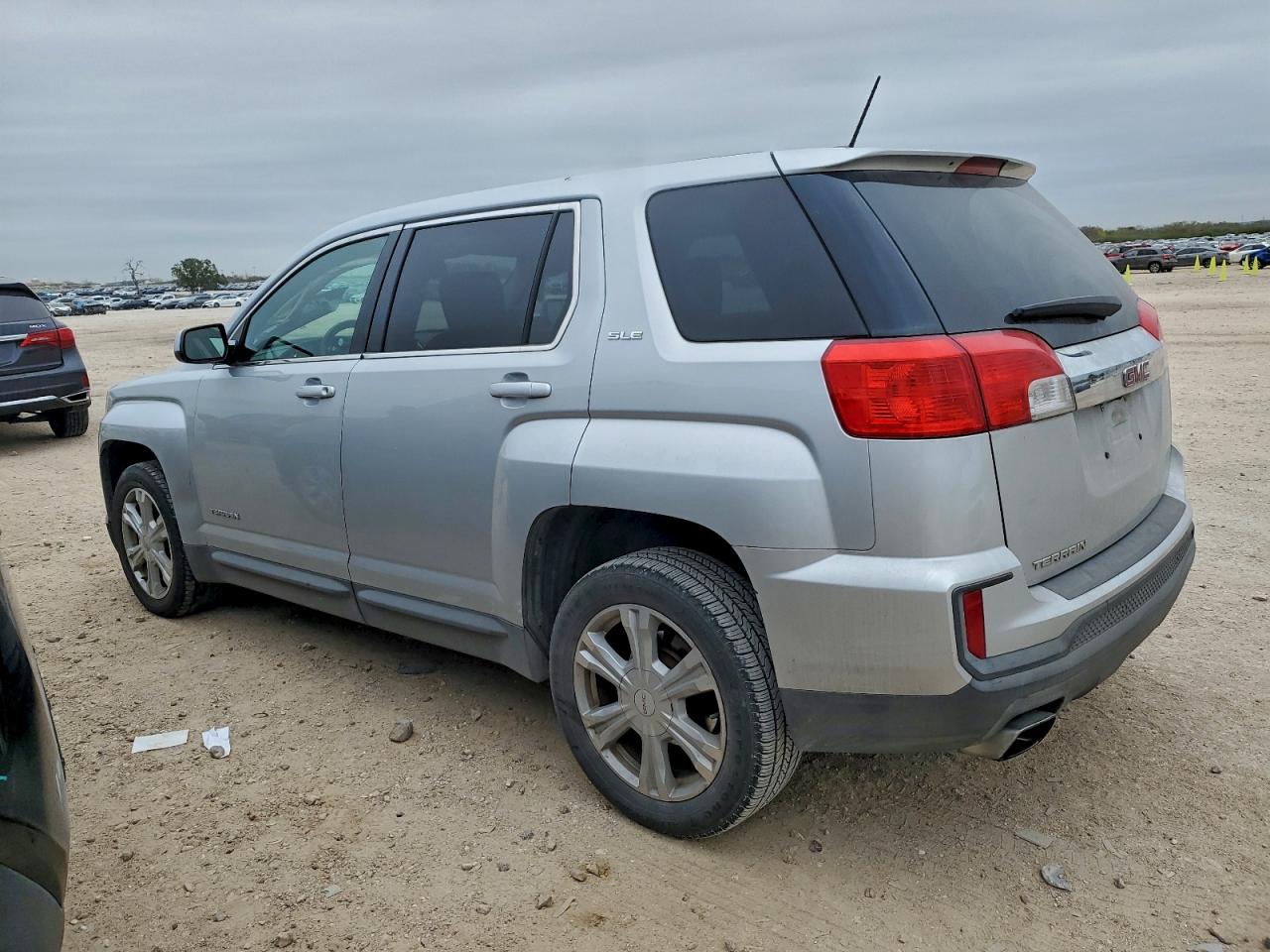 2017 GMC TERRAIN SLE photo 4