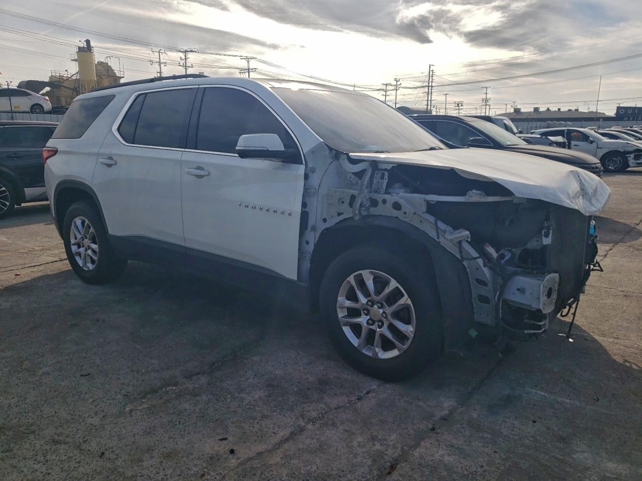 2019 CHEVROLET TRAVERSE LT photo 4