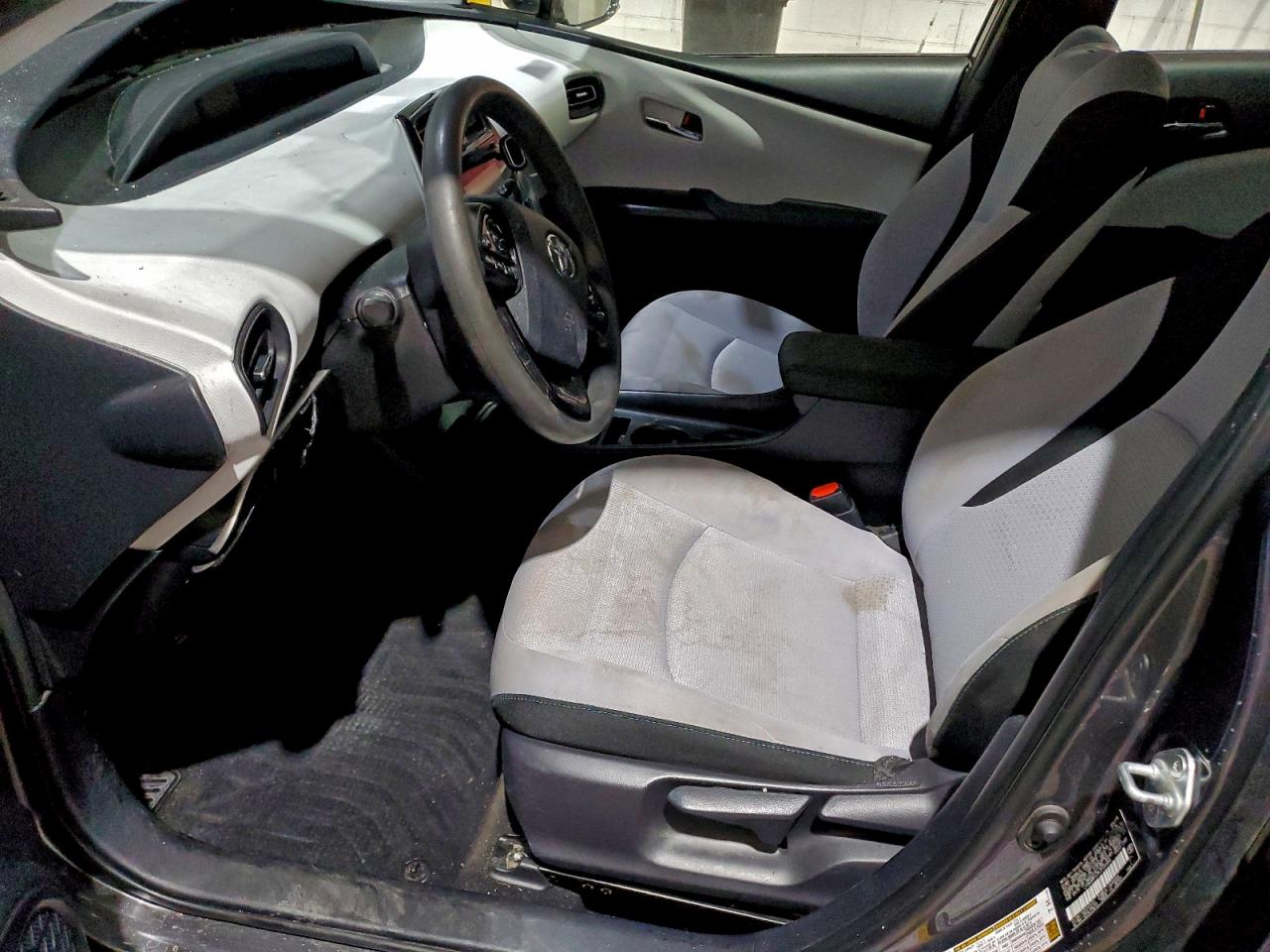 2019 TOYOTA PRIUS photo 7