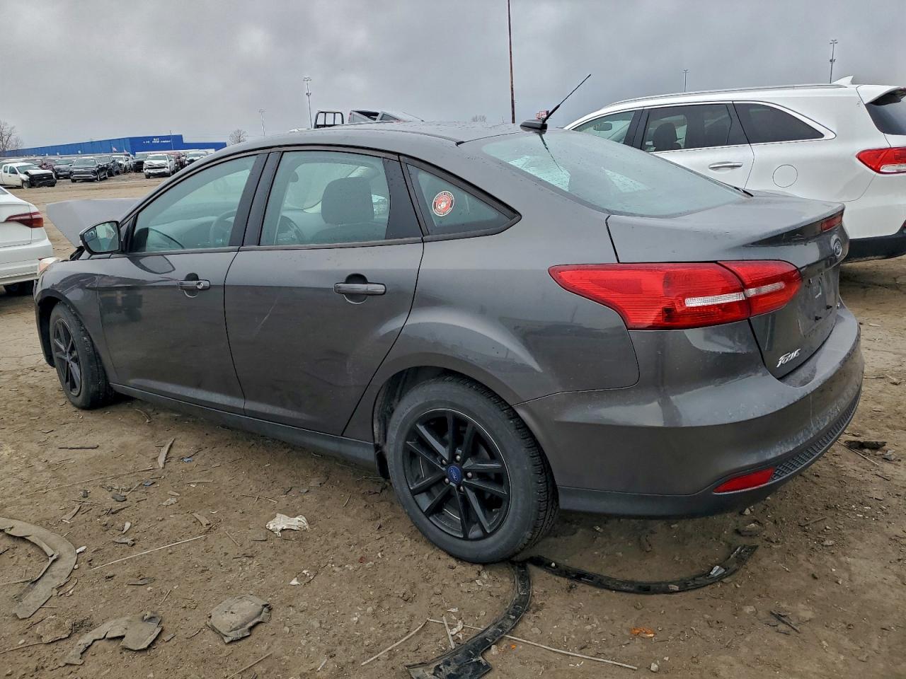 2017 FORD FOCUS SE photo 2
