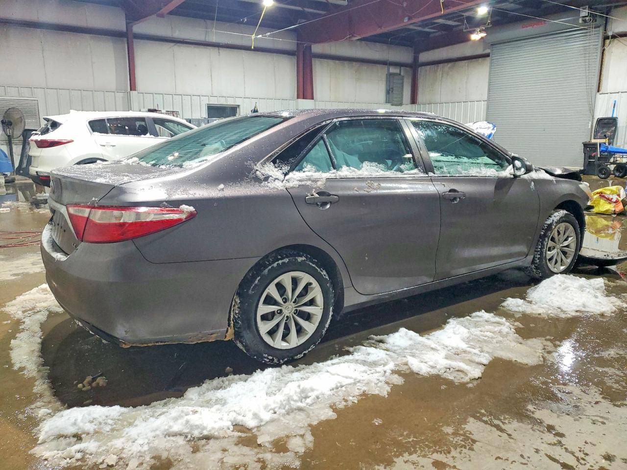 2015 TOYOTA CAMRY LE photo 3