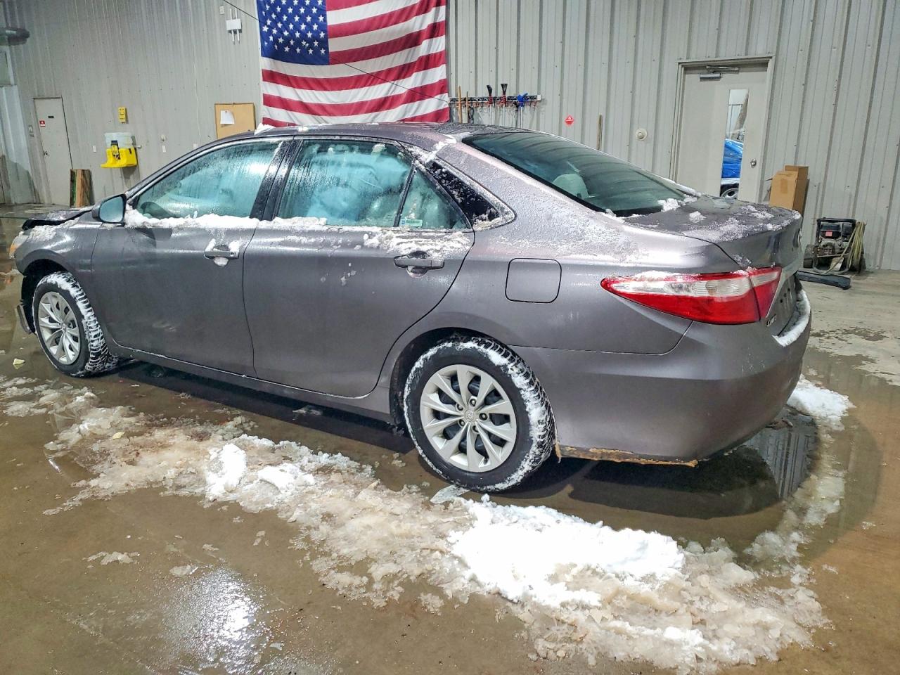 2015 TOYOTA CAMRY LE photo 2