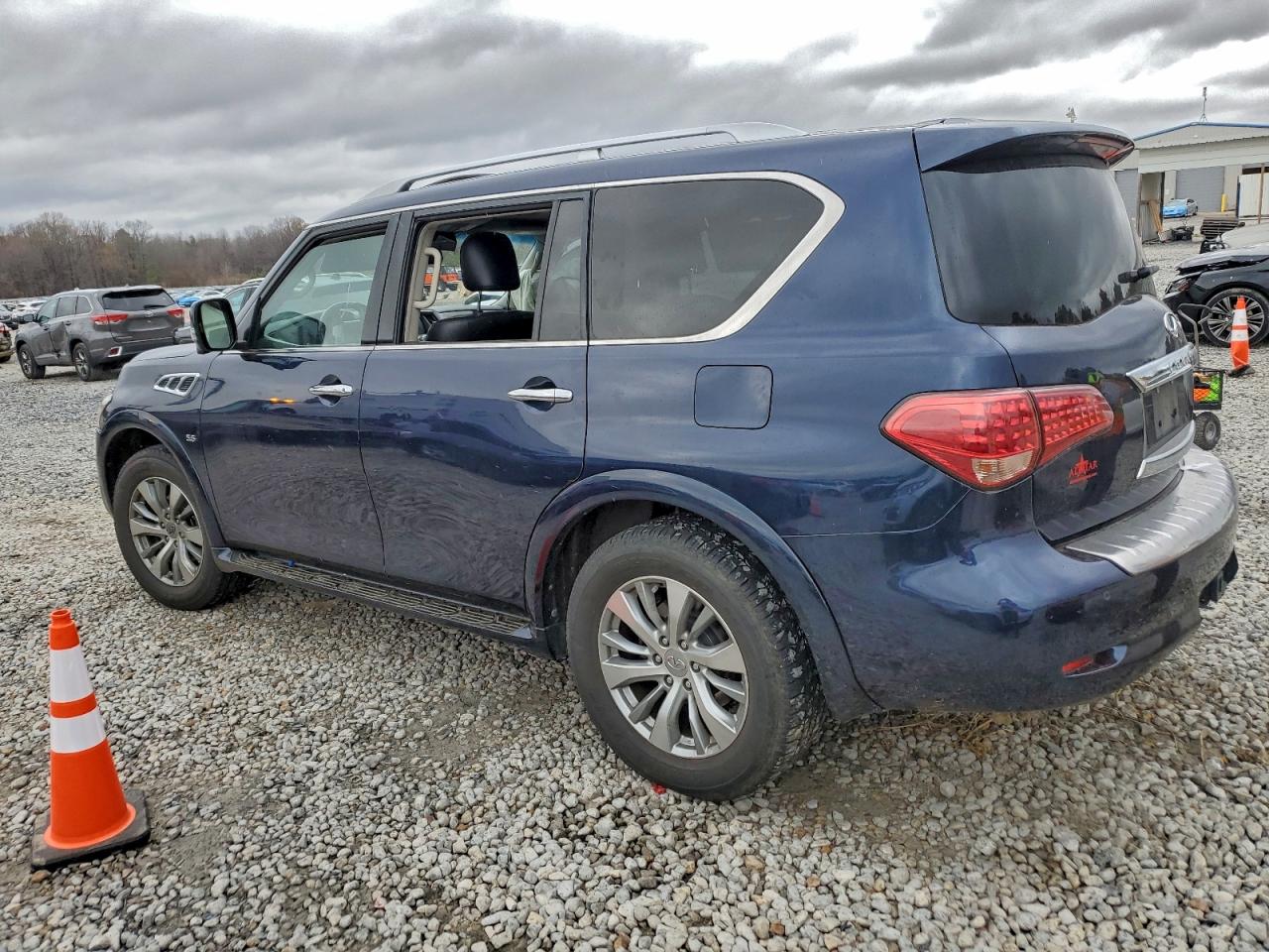 2017 INFINITI QX80 BASE photo 2