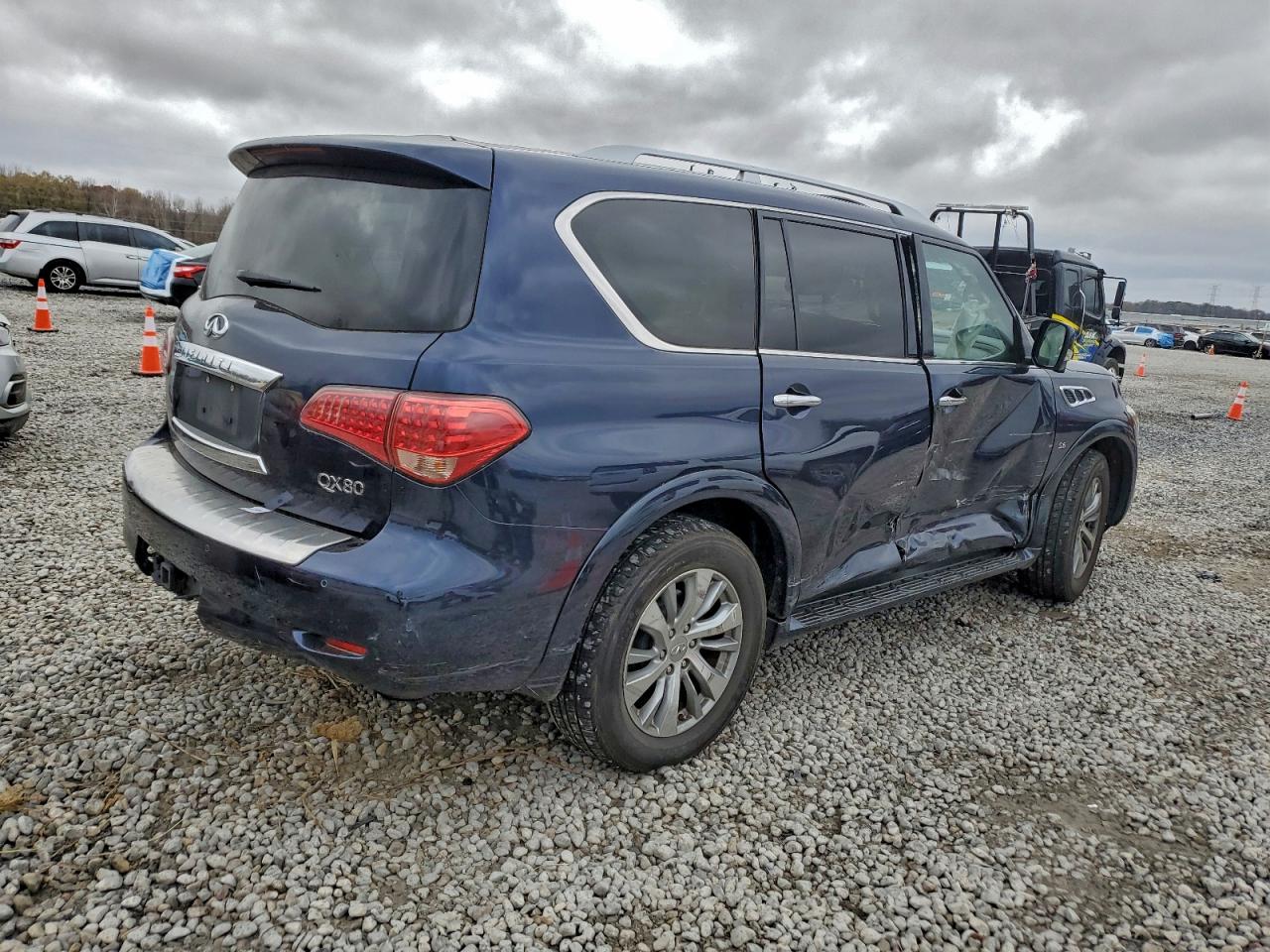 2017 INFINITI QX80 BASE photo 3