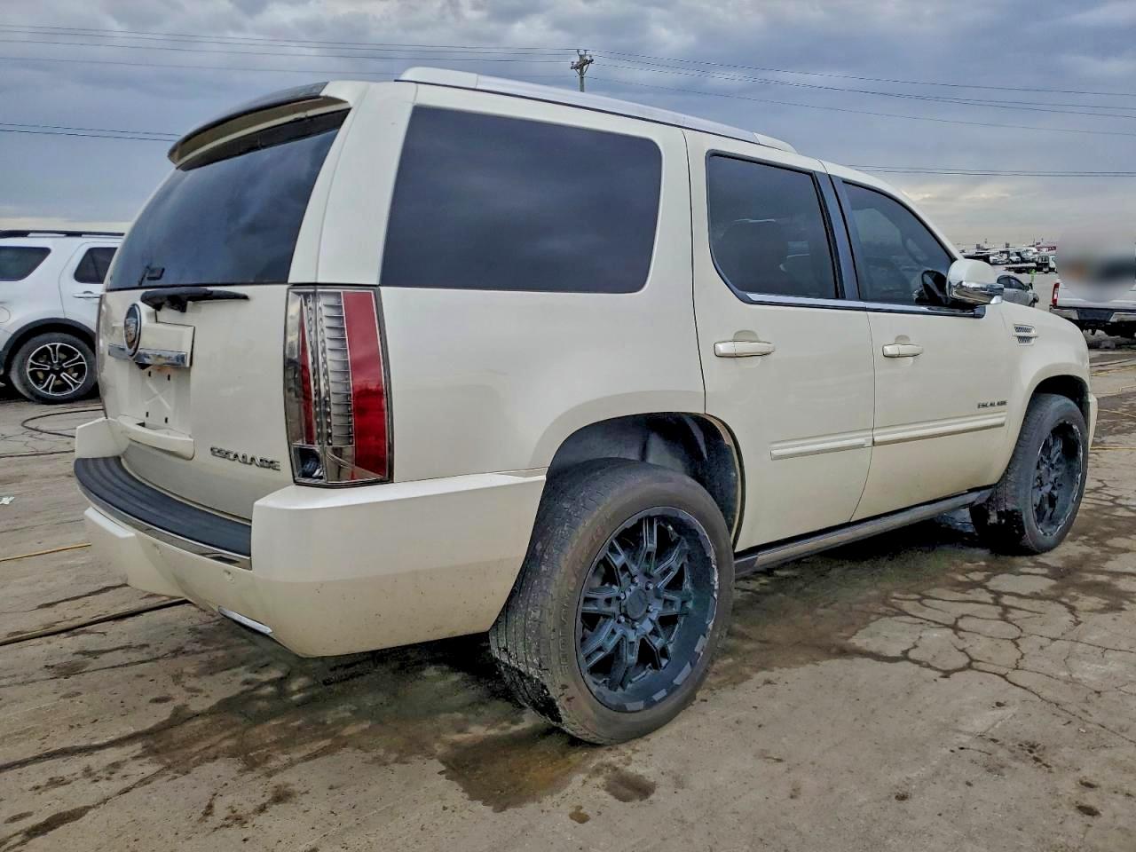 2012 CADILLAC ESCALADE PREMIUM photo 3