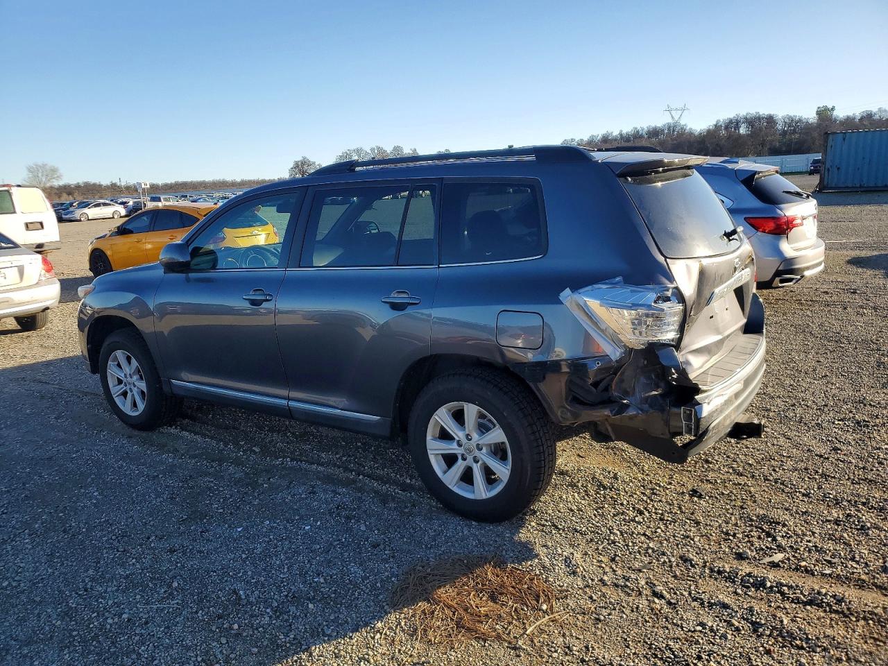 2013 TOYOTA HIGHLANDER BASE photo 2