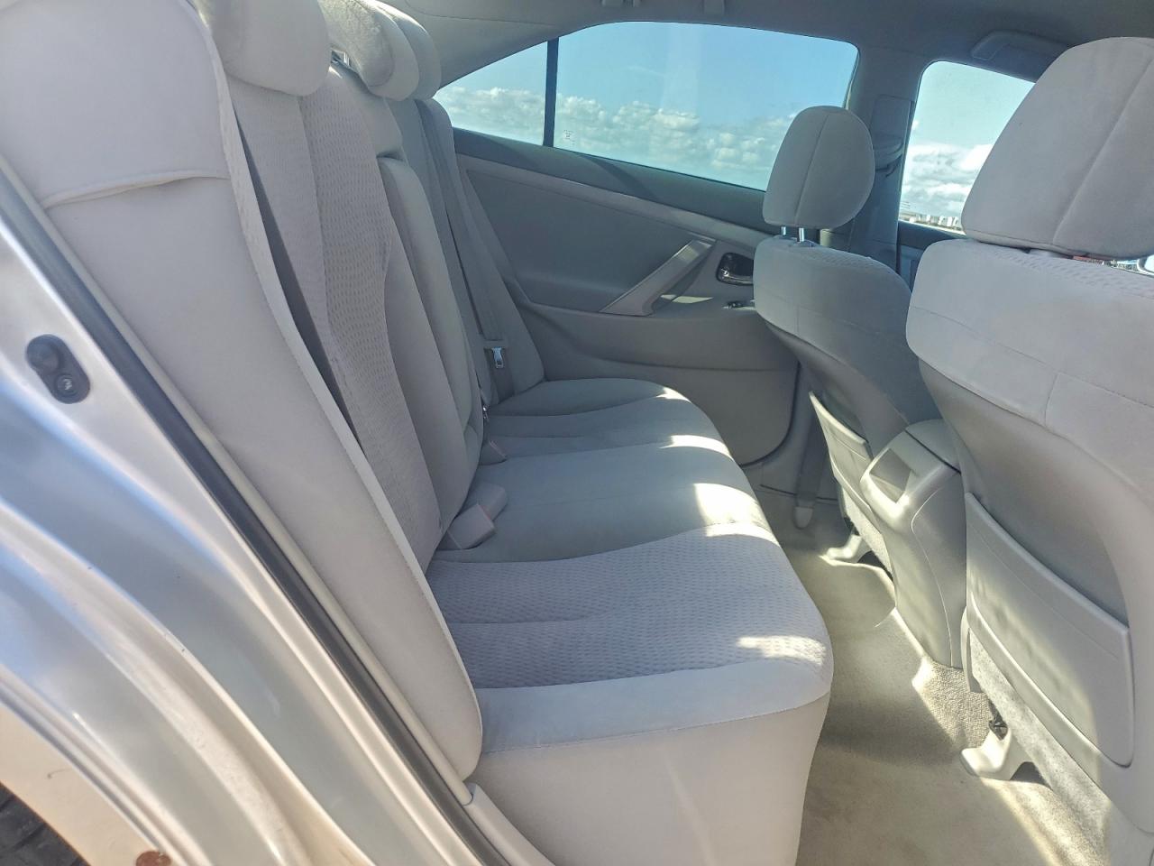 2011 TOYOTA CAMRY photo 10