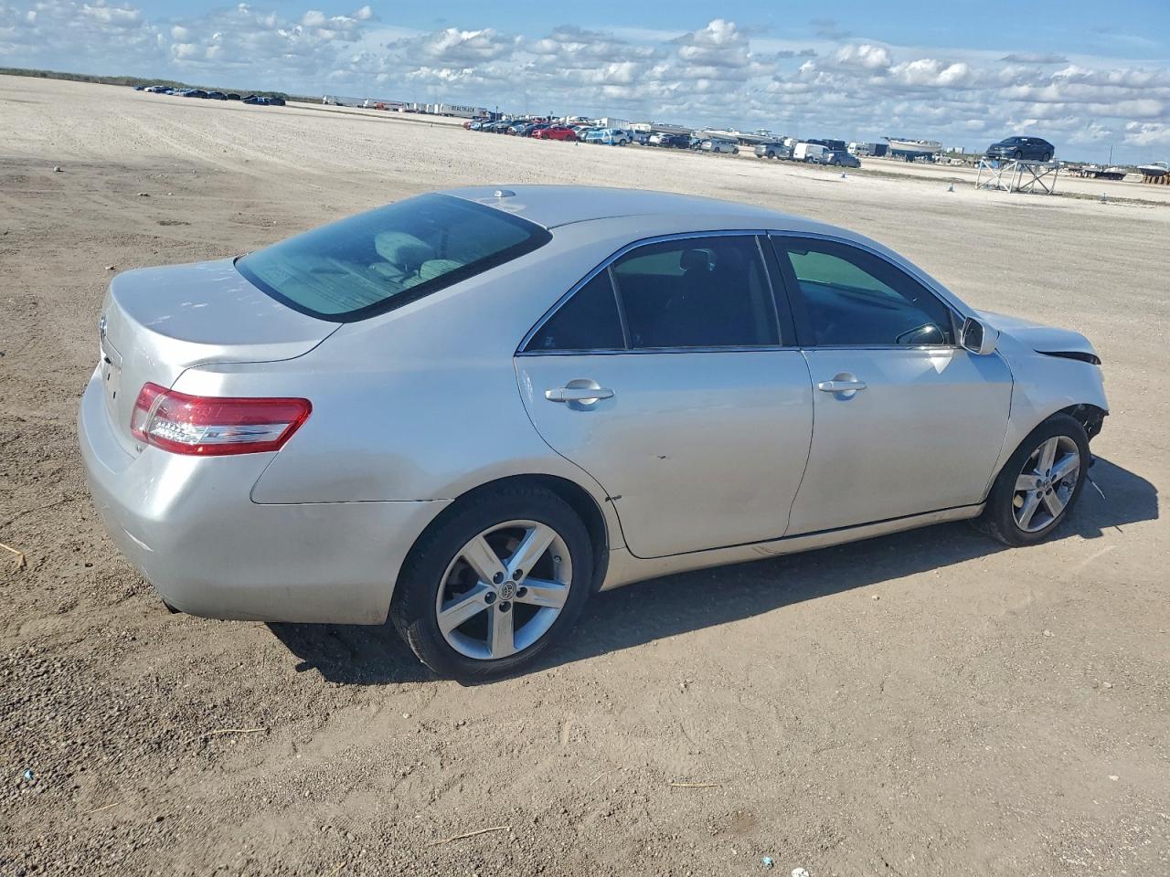 2011 TOYOTA CAMRY photo 3