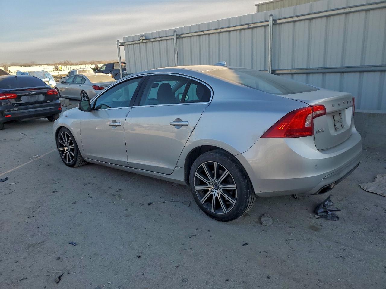 2017 VOLVO S60 PLATINUM photo 2