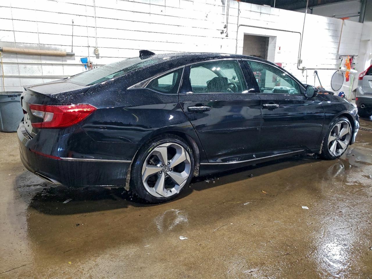 2018 HONDA ACCORD TOURING photo 3