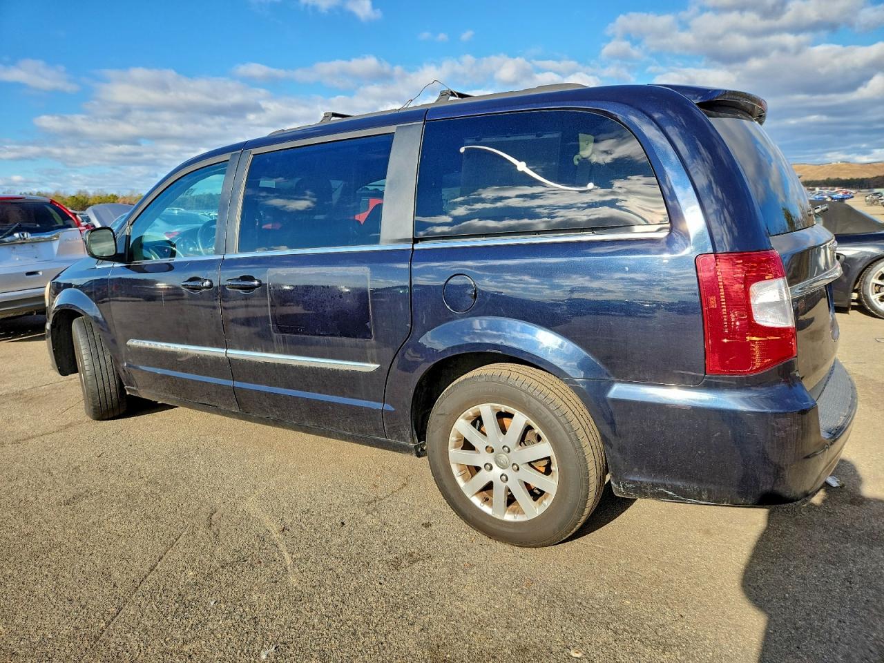 2011 CHRYSLER TOWN & COUNTRY TOURING L photo 2