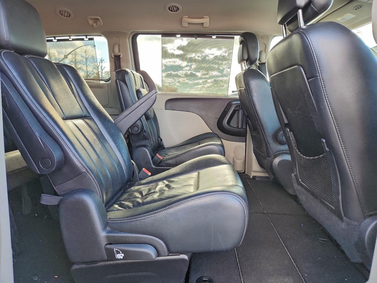 2011 CHRYSLER TOWN & COUNTRY TOURING L photo 10