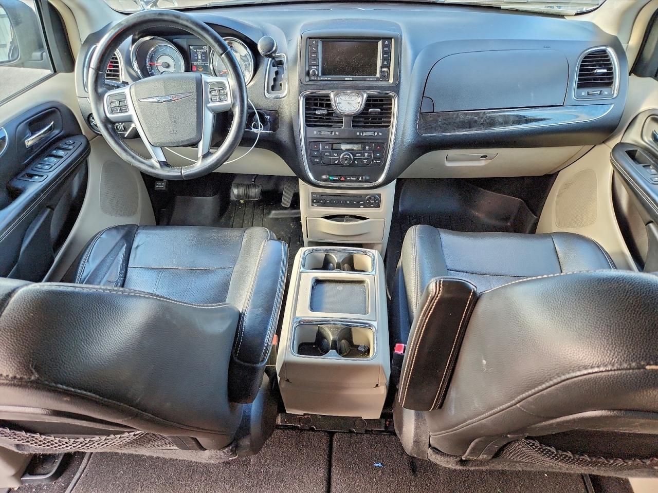 2011 CHRYSLER TOWN & COUNTRY TOURING L photo 8