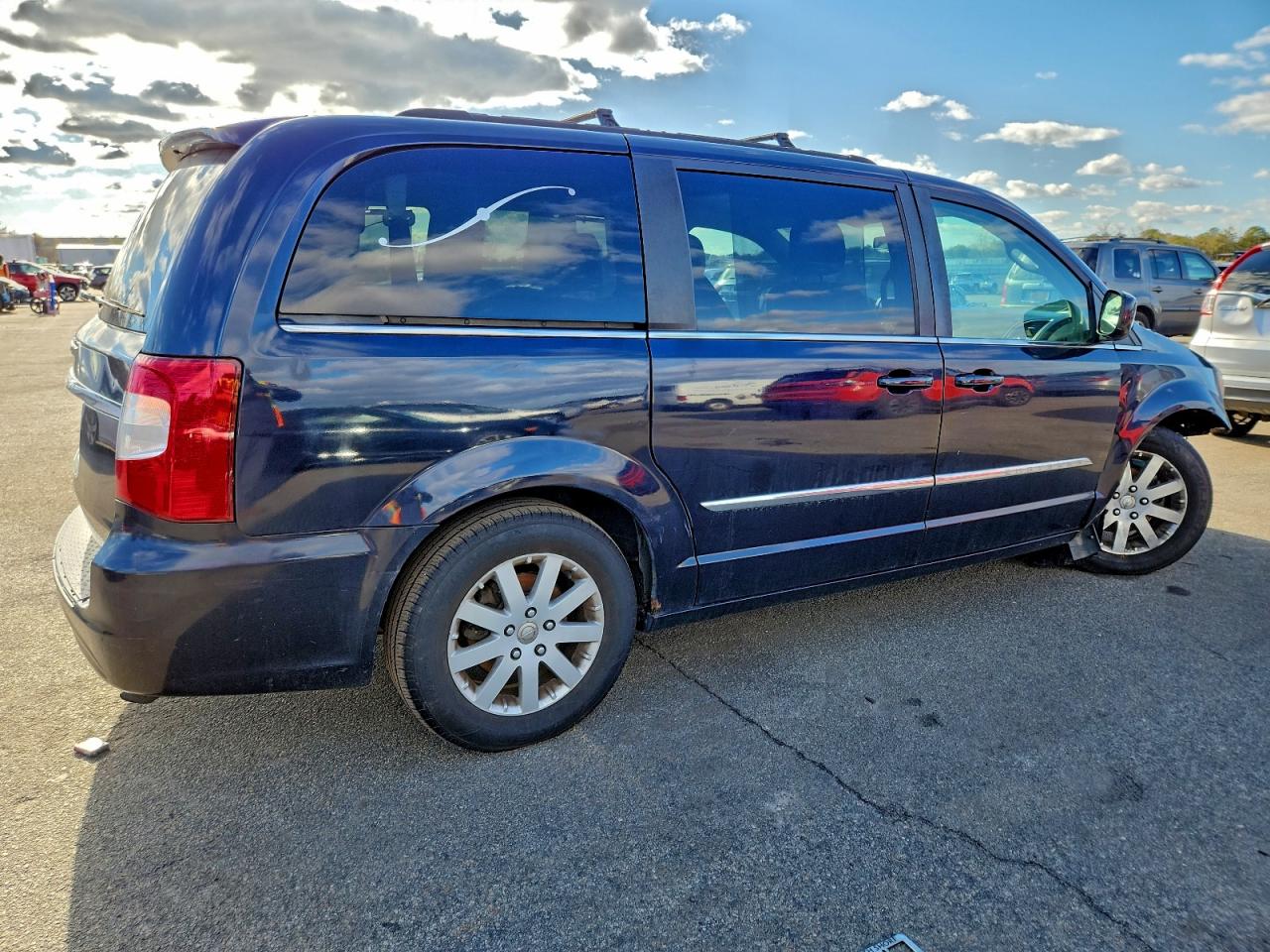2011 CHRYSLER TOWN & COUNTRY TOURING L photo 3