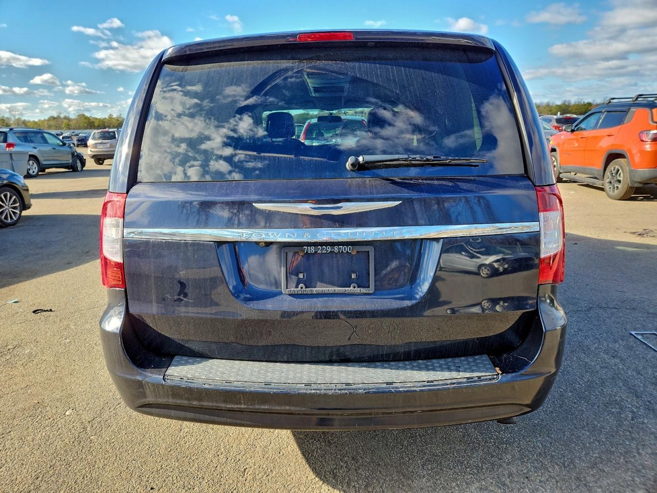 2011 CHRYSLER TOWN & COUNTRY TOURING L photo 6