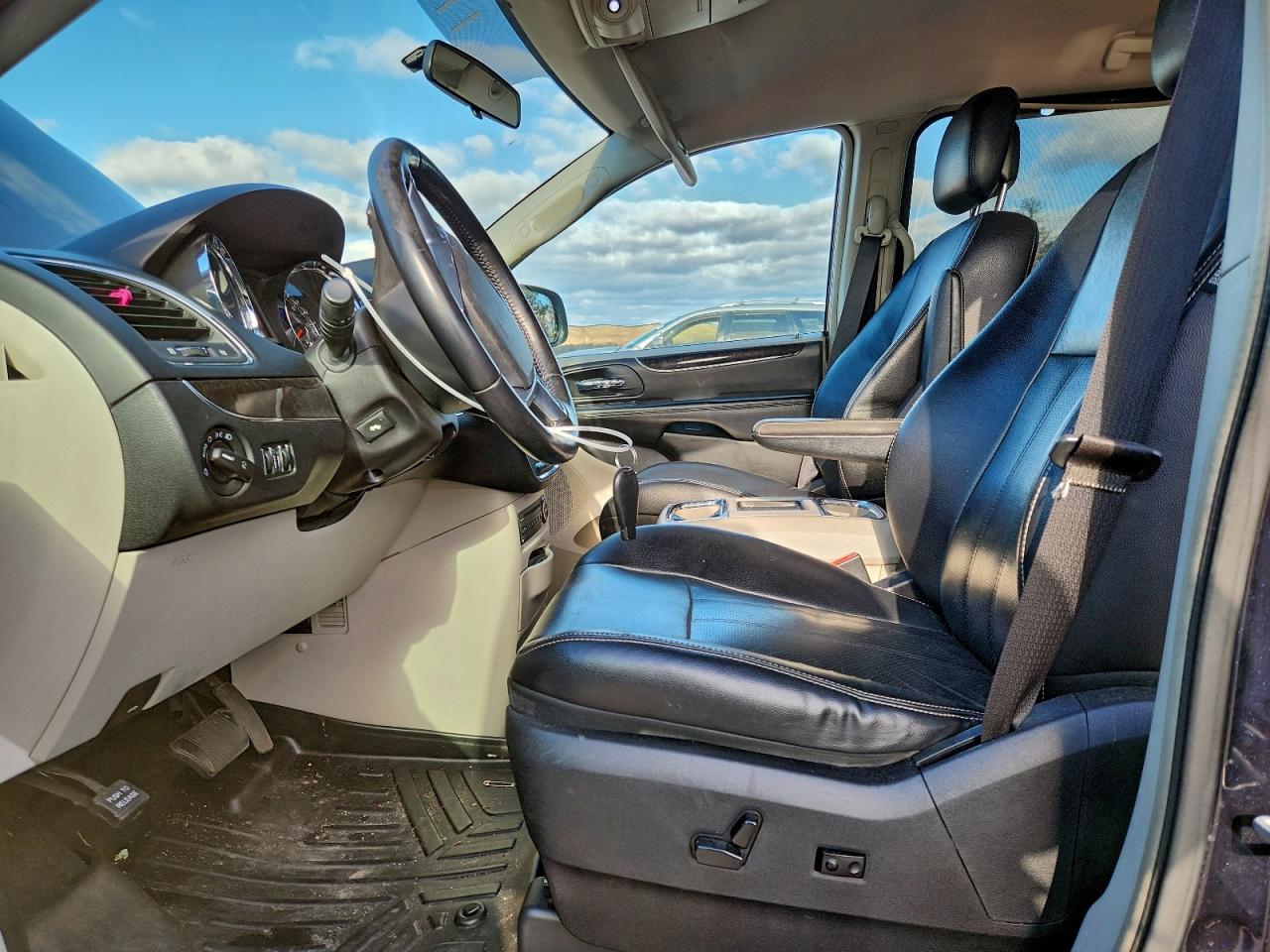 2011 CHRYSLER TOWN & COUNTRY TOURING L photo 7