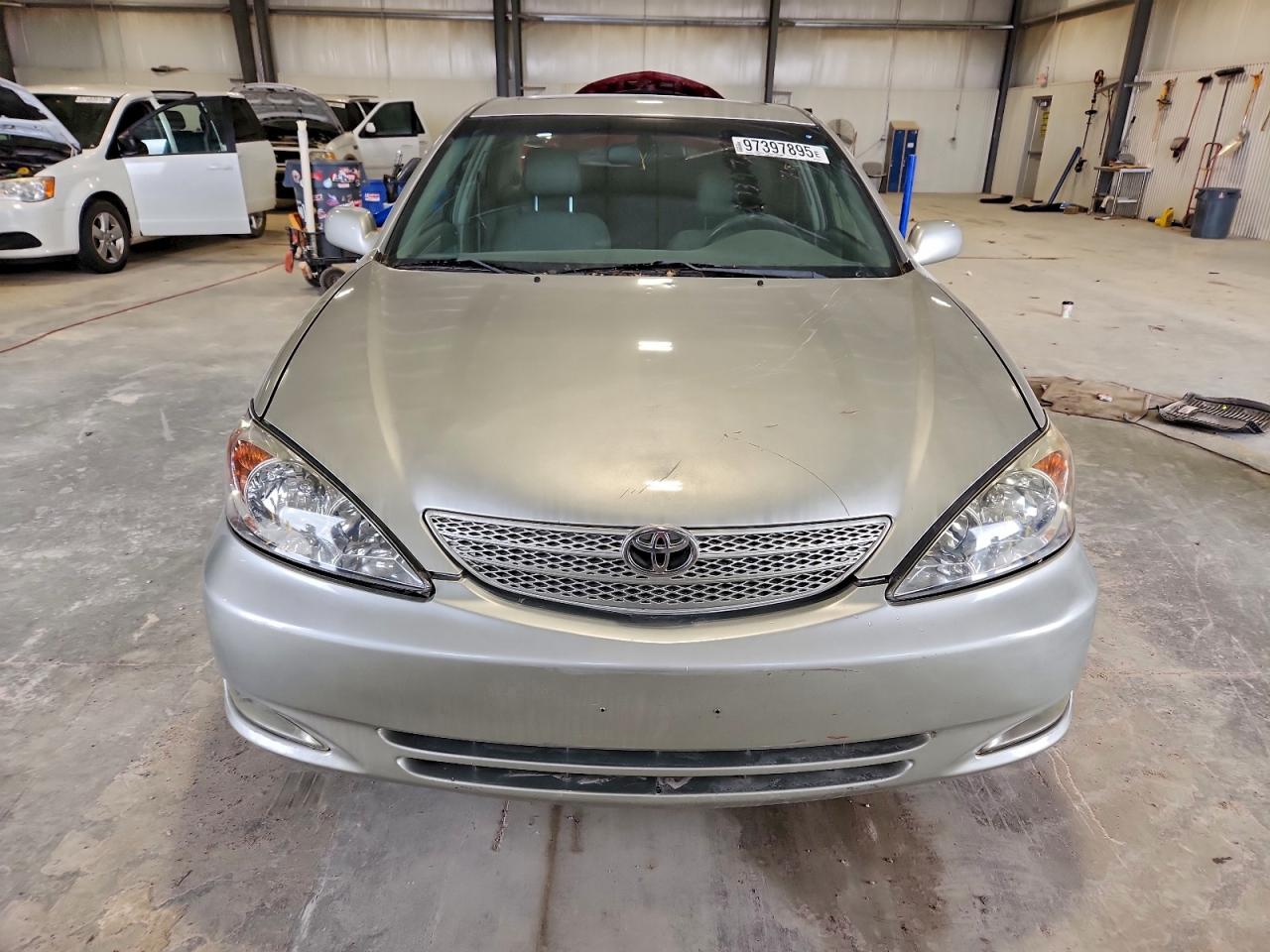 2004 TOYOTA CAMRY LE photo 13