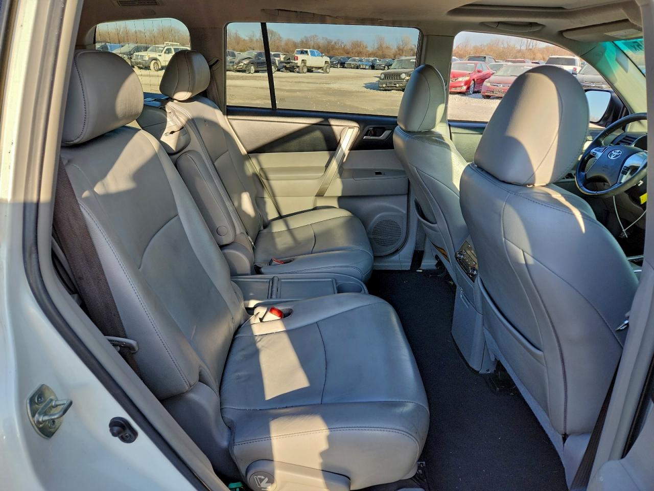2013 TOYOTA HIGHLANDER BASE photo 11