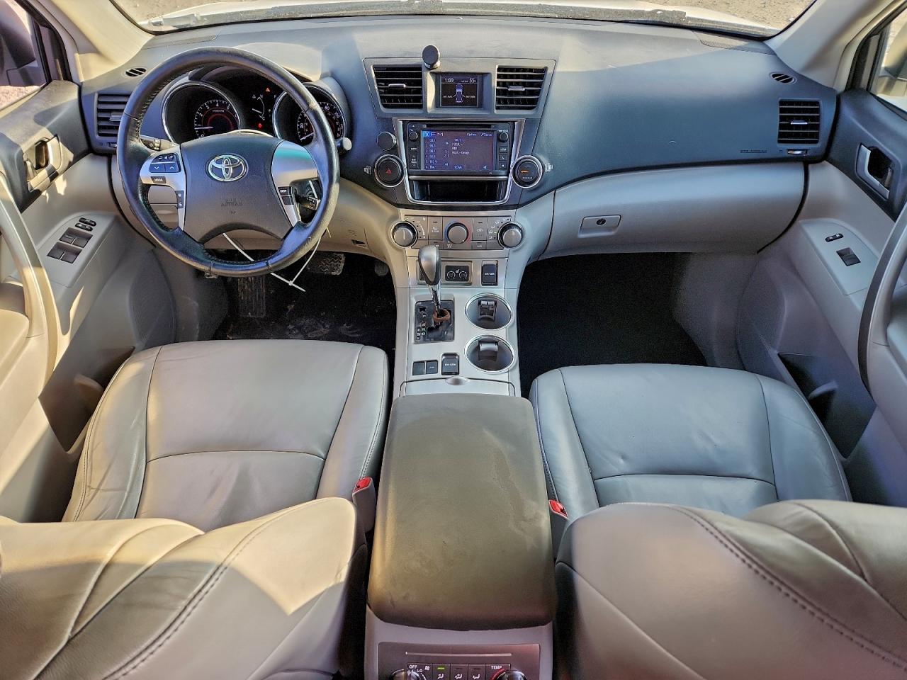 2013 TOYOTA HIGHLANDER BASE photo 8
