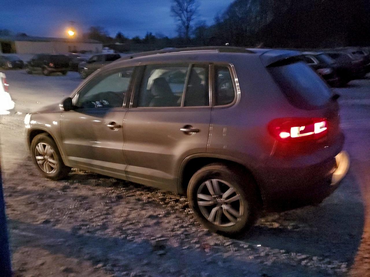 2016 VOLKSWAGEN TIGUAN S photo 3