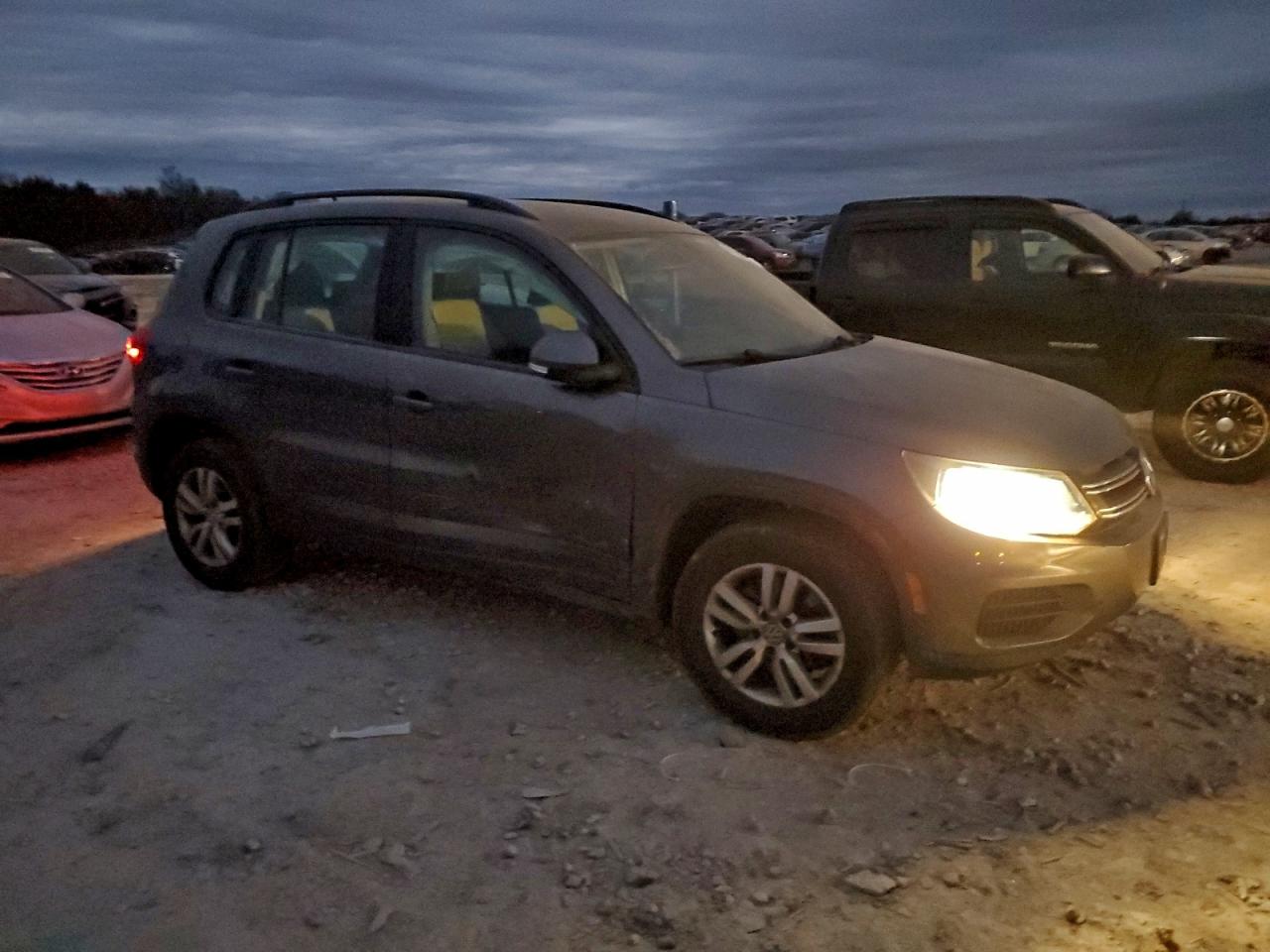 2016 VOLKSWAGEN TIGUAN S photo 7