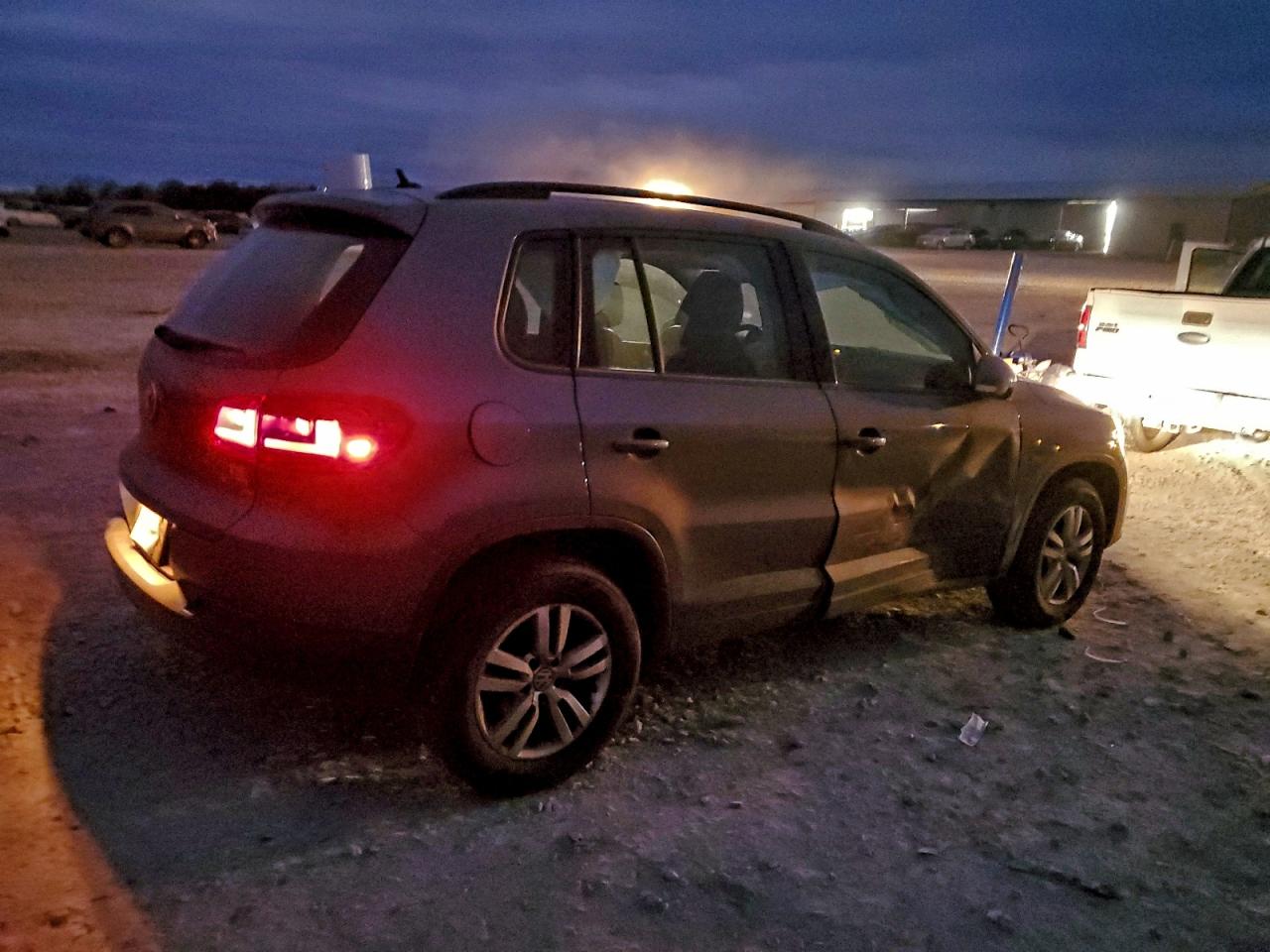 2016 VOLKSWAGEN TIGUAN S photo 5