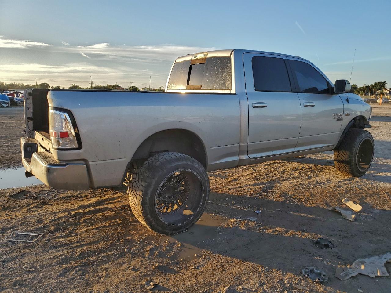 2019 RAM 1500 CLASSIC SLT photo 3