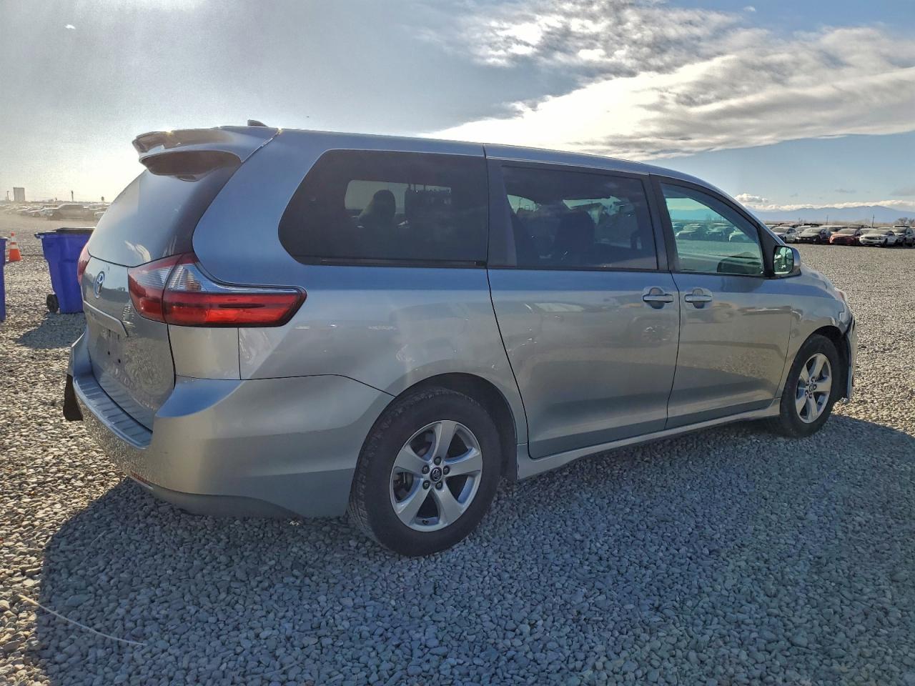 2020 TOYOTA SIENNA L photo 3