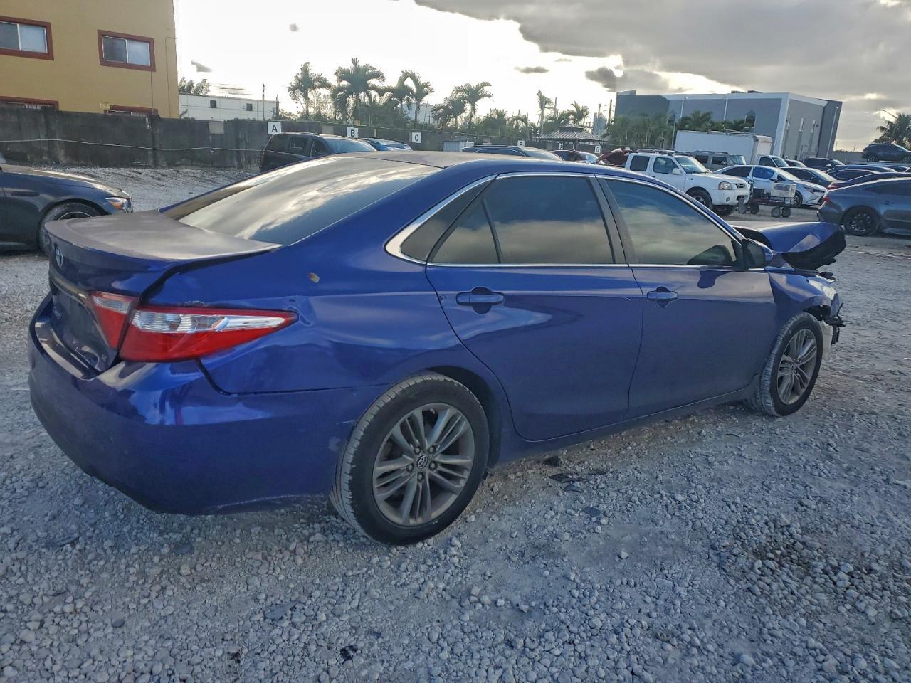 2015 TOYOTA CAMRY LE photo 3