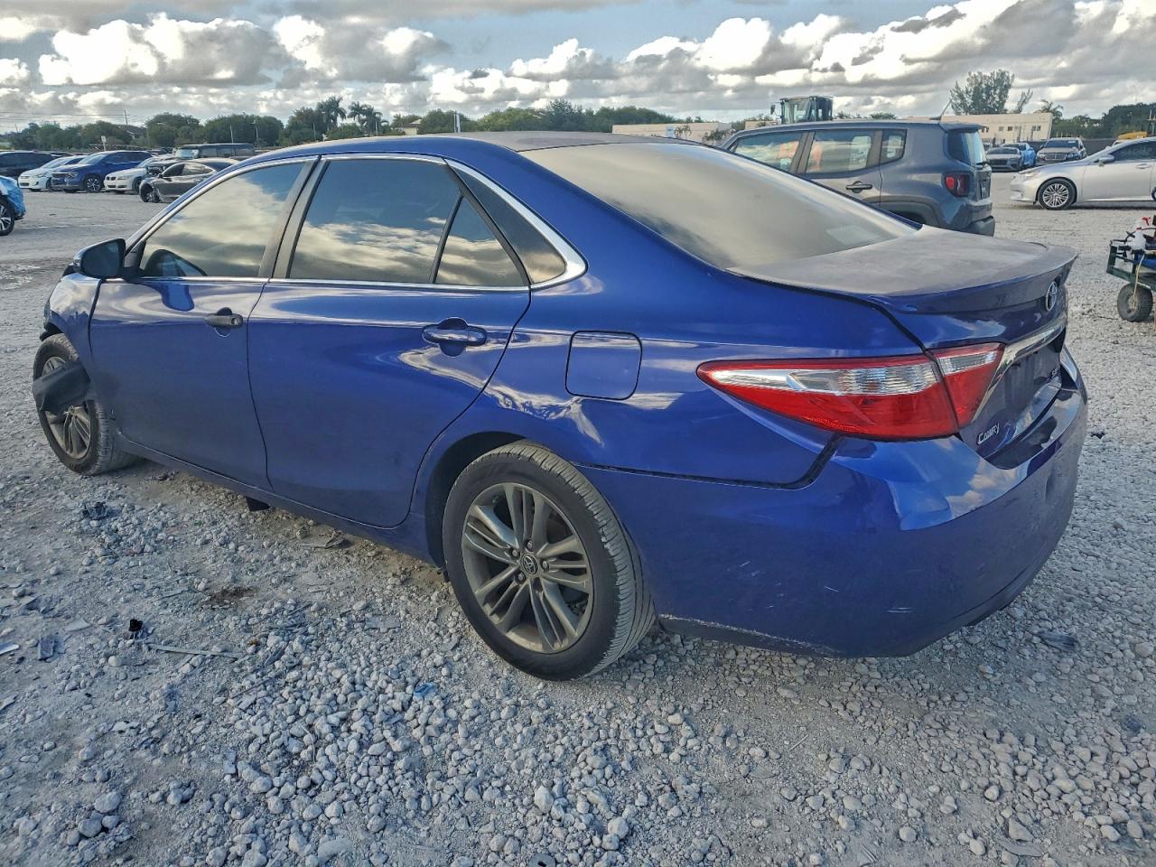 2015 TOYOTA CAMRY LE photo 2