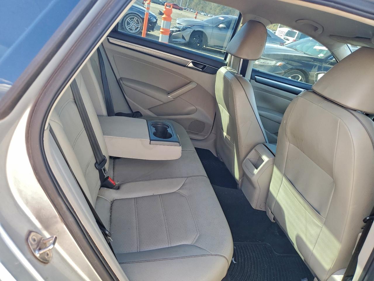 2018 VOLKSWAGEN PASSAT S photo 10