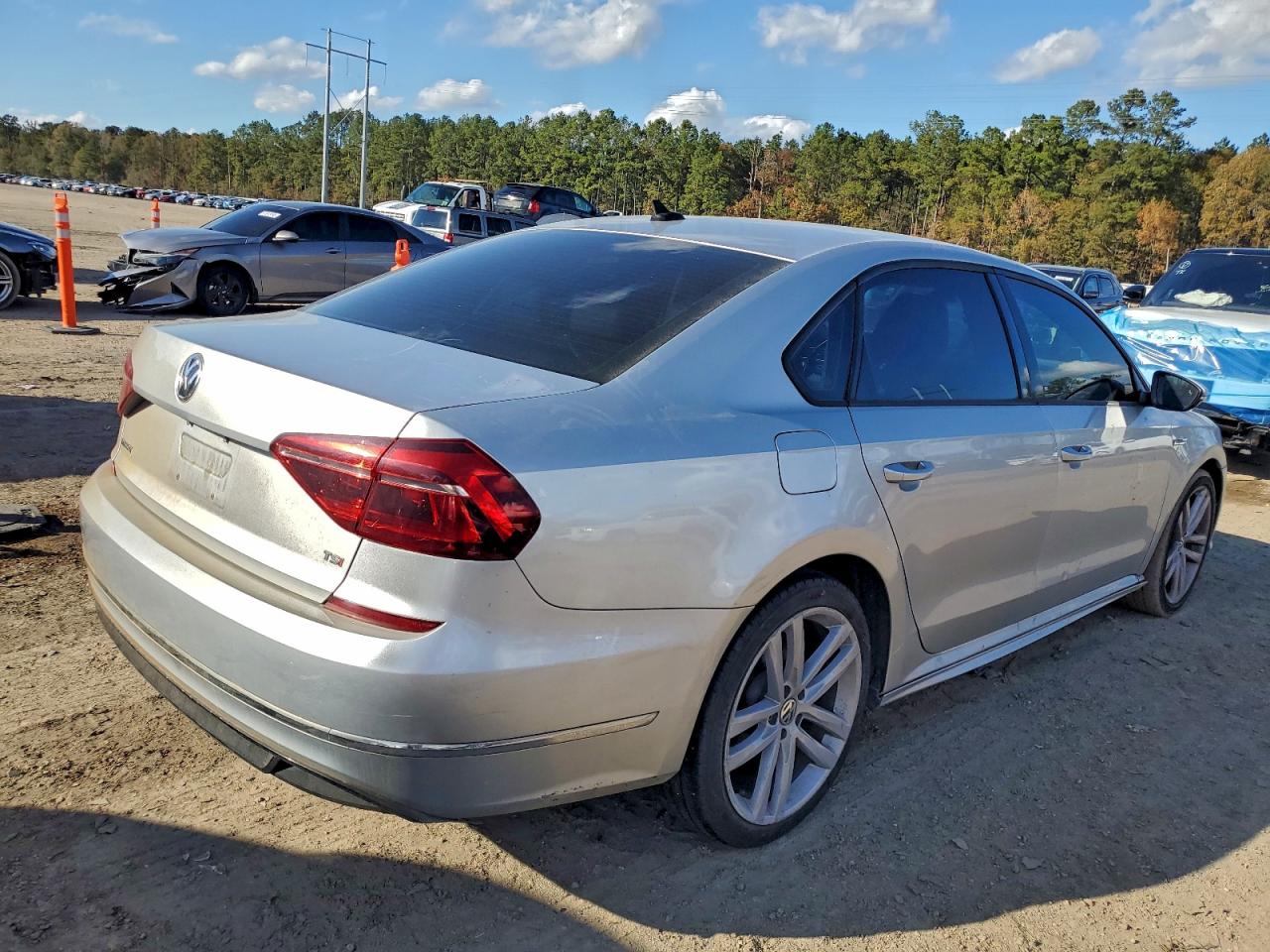 2018 VOLKSWAGEN PASSAT S photo 3