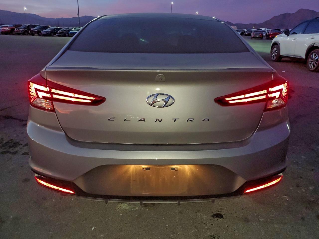 2020 HYUNDAI ELANTRA SE photo 6