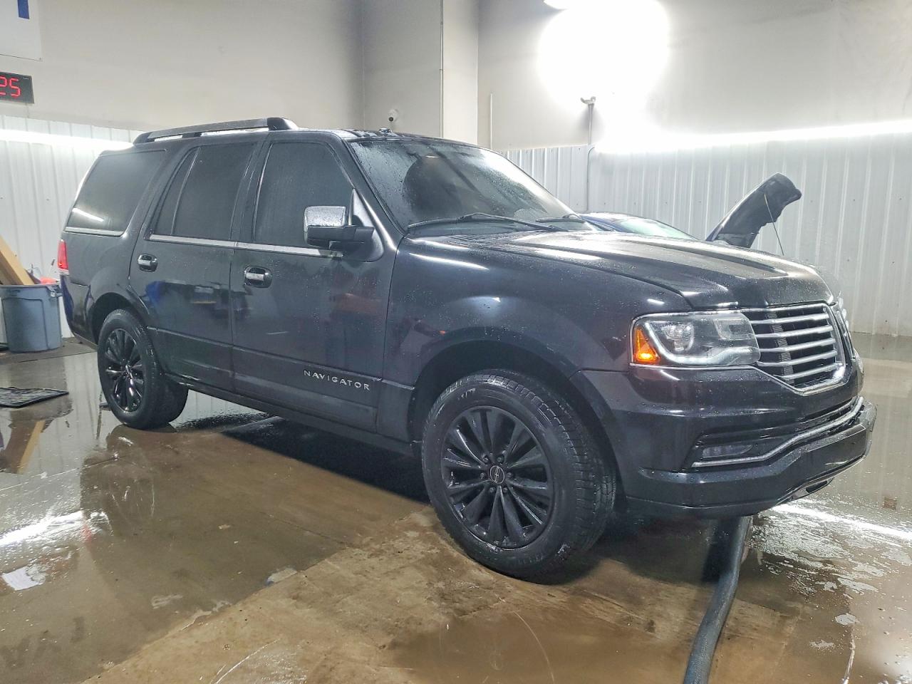 2015 LINCOLN NAVIGATOR photo 4