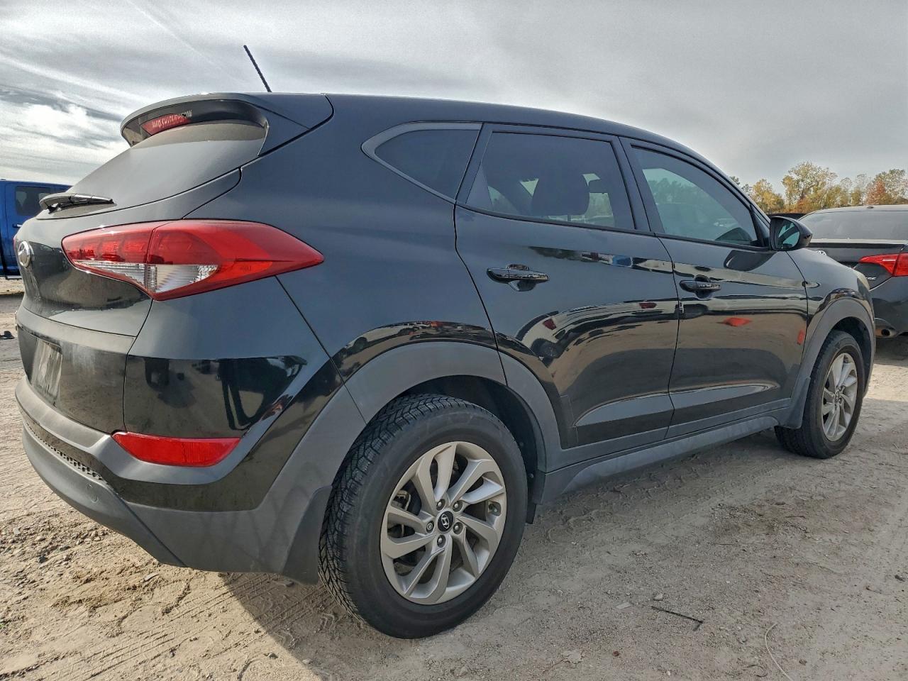 2017 HYUNDAI TUCSON SE photo 5