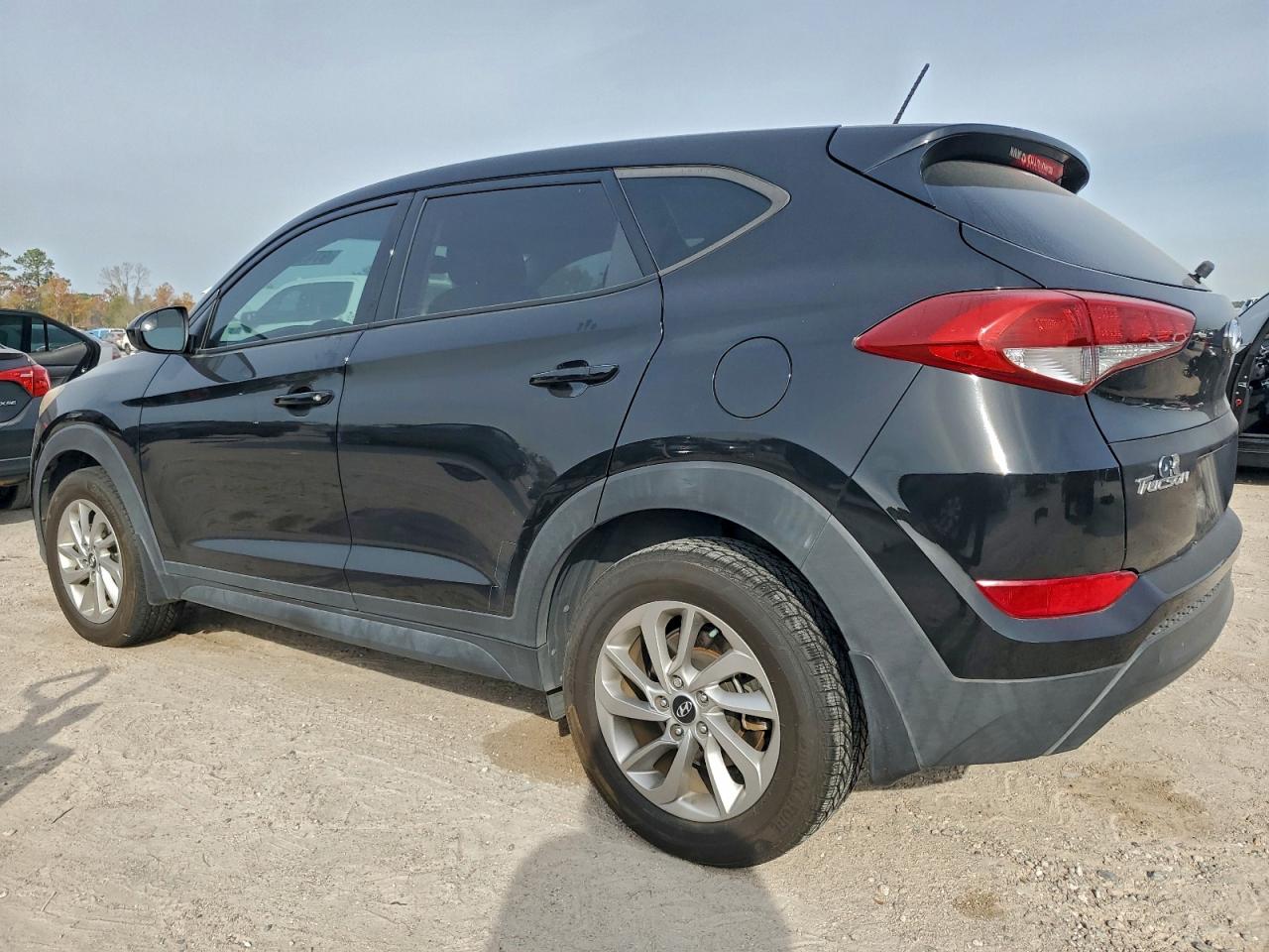 2017 HYUNDAI TUCSON SE photo 3